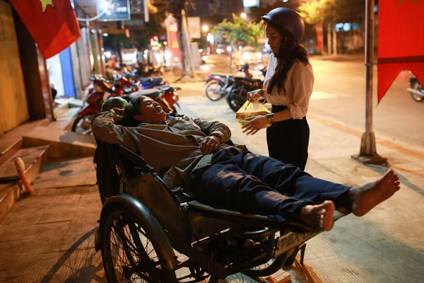 Thủy Top cùng fan đi giúp người nghèo giữa đêm ảnh 4