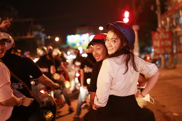 Thủy Top cùng fan đi giúp người nghèo giữa đêm ảnh 3