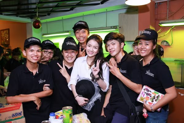 Thủy Top cùng fan đi giúp người nghèo giữa đêm ảnh 7