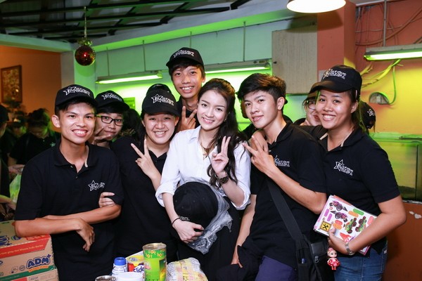 Thủy Top cùng fan đi giúp người nghèo giữa đêm ảnh 7 Thủy Top cùng fan đi giúp người nghèo giữa đêm ảnh 7