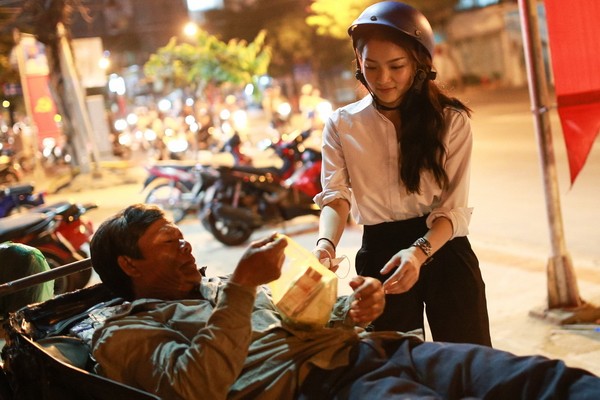 Thủy Top cùng fan đi giúp người nghèo giữa đêm ảnh 6 Thủy Top cùng fan đi giúp người nghèo giữa đêm ảnh 6