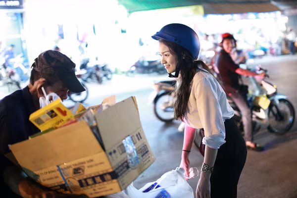 Thủy Top cùng fan đi giúp người nghèo giữa đêm ảnh 5