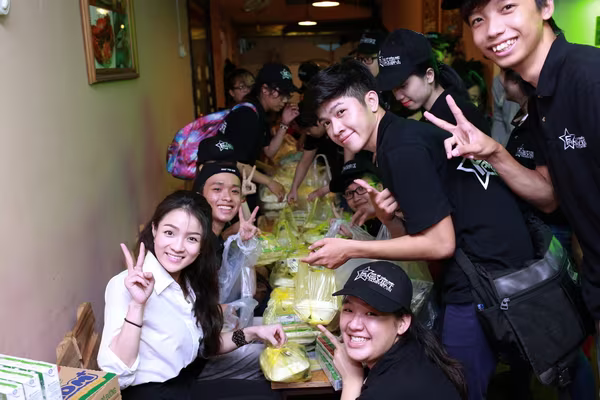 Thủy Top cùng fan đi giúp người nghèo giữa đêm ảnh 2