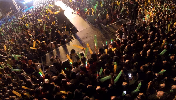 Mặc trời mưa, Hồ Ngọc Hà vẫn “sở hữu” hàng chục ngàn sinh viên ảnh 13