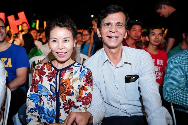 Mặc trời mưa, Hồ Ngọc Hà vẫn “sở hữu” hàng chục ngàn sinh viên ảnh 14 Mặc trời mưa, Hồ Ngọc Hà vẫn “sở hữu” hàng chục ngàn sinh viên ảnh 14