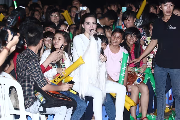 Mặc trời mưa, Hồ Ngọc Hà vẫn “sở hữu” hàng chục ngàn sinh viên ảnh 11