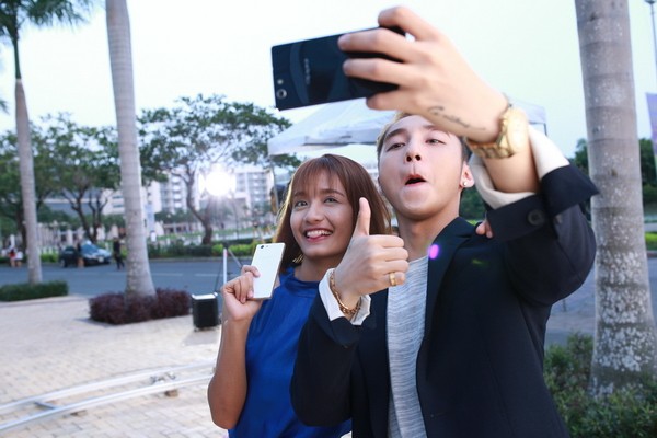 Sơn Tùng M-TP khoe “bạn gái mới” trong MV "Âm thầm bên em" ảnh 3 Sơn Tùng M-TP khoe “bạn gái mới” trong MV "Âm thầm bên em" ảnh 3