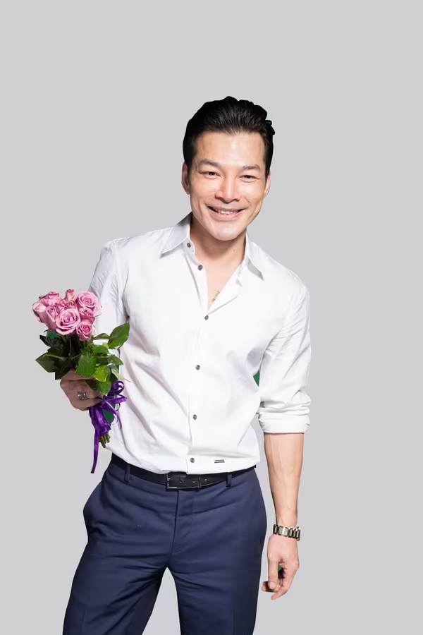 Đàm Vĩnh Hưng hòa vào dòng người tặng hoa hồng cho phái đẹp  ảnh 3 Đàm Vĩnh Hưng hòa vào dòng người tặng hoa hồng cho phái đẹp  ảnh 3