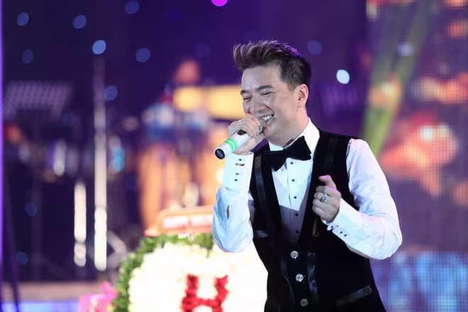 Đàm Vĩnh Hưng hòa vào dòng người tặng hoa hồng cho phái đẹp  ảnh 1 Đàm Vĩnh Hưng hòa vào dòng người tặng hoa hồng cho phái đẹp  ảnh 1