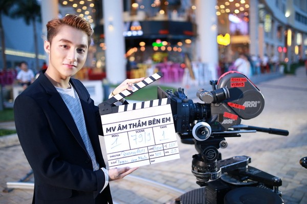 Sơn Tùng M-TP khoe “bạn gái mới” trong MV "Âm thầm bên em" ảnh 1 Sơn Tùng M-TP khoe “bạn gái mới” trong MV "Âm thầm bên em" ảnh 1
