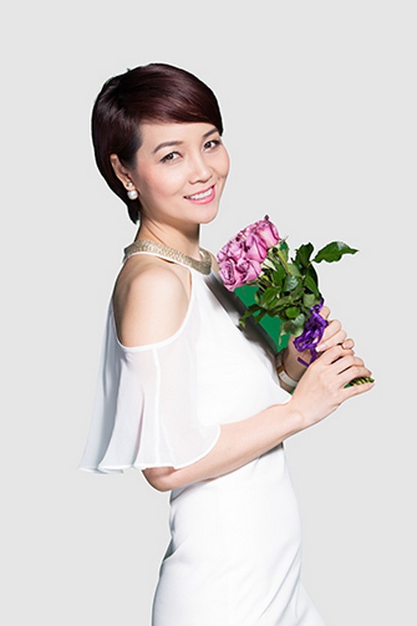 Đàm Vĩnh Hưng hòa vào dòng người tặng hoa hồng cho phái đẹp ảnh 2 Đàm Vĩnh Hưng hòa vào dòng người tặng hoa hồng cho phái đẹp ảnh 2