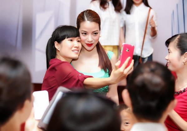 Trương Ngọc Ánh khoe chân dài, eo thon với đầm bó sát ảnh 6 Trương Ngọc Ánh khoe chân dài, eo thon với đầm bó sát ảnh 6