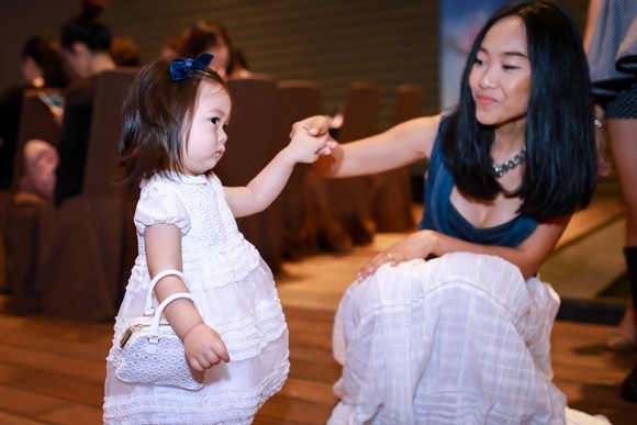 Con gái Đoan Trang rụt rè khi ở chốn đông người ảnh 2 Con gái Đoan Trang rụt rè khi ở chốn đông người ảnh 2