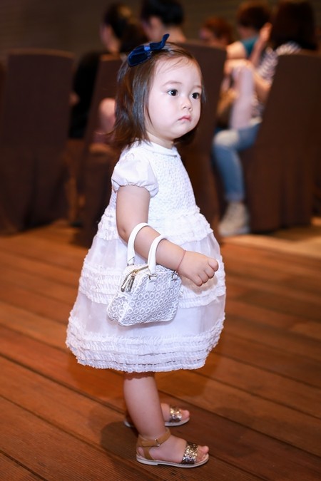 Con gái Đoan Trang rụt rè khi ở chốn đông người ảnh 3 Con gái Đoan Trang rụt rè khi ở chốn đông người ảnh 3