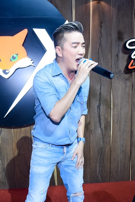 Đàm Vĩnh Hưng, Hồ Ngọc Hà "quậy" tung sân khấu cùng người hâm mộ ảnh 2 Đàm Vĩnh Hưng, Hồ Ngọc Hà "quậy" tung sân khấu cùng người hâm mộ ảnh 2