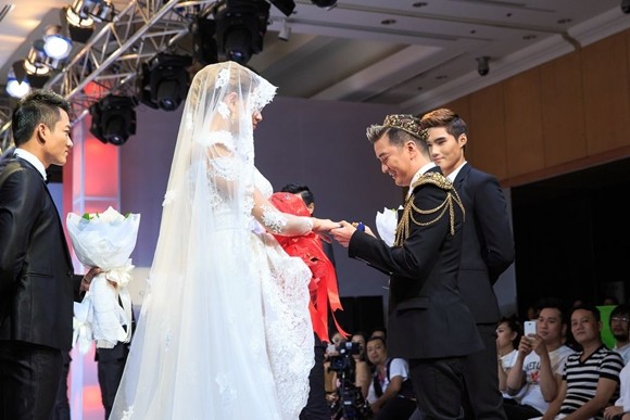 Đàm Vĩnh Hưng đội vương miện bằng vàng, đeo nhẫn cưới cho Võ Hoàng Yến ảnh 2 Đàm Vĩnh Hưng đội vương miện bằng vàng, đeo nhẫn cưới cho Võ Hoàng Yến ảnh 2