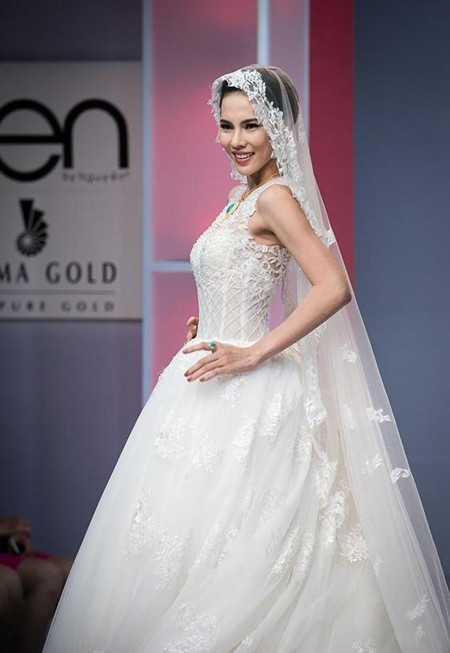 Đàm Vĩnh Hưng đội vương miện bằng vàng, đeo nhẫn cưới cho Võ Hoàng Yến ảnh 9 Đàm Vĩnh Hưng đội vương miện bằng vàng, đeo nhẫn cưới cho Võ Hoàng Yến ảnh 9