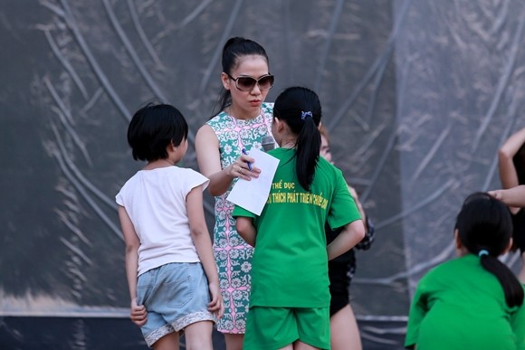 Thu Minh mượn lưng chồng để kê giấy, ký tên tặng khán giả nhí ảnh 5 Thu Minh mượn lưng chồng để kê giấy, ký tên tặng khán giả nhí ảnh 5