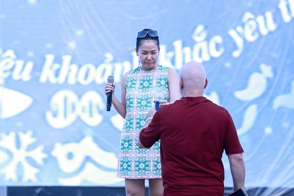 Thu Minh mượn lưng chồng để kê giấy, ký tên tặng khán giả nhí ảnh 4 Thu Minh mượn lưng chồng để kê giấy, ký tên tặng khán giả nhí ảnh 4