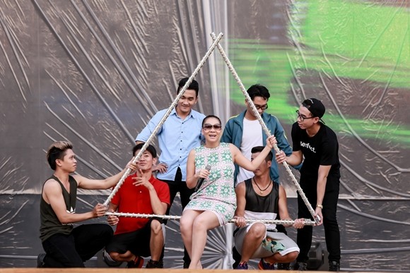 Thu Minh mượn lưng chồng để kê giấy, ký tên tặng khán giả nhí ảnh 1 Thu Minh mượn lưng chồng để kê giấy, ký tên tặng khán giả nhí ảnh 1