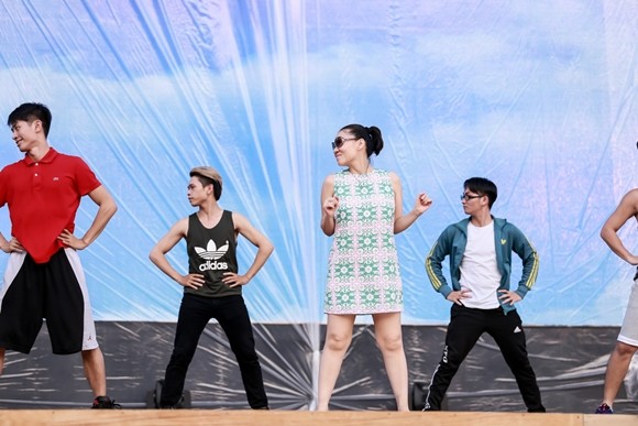 Thu Minh mượn lưng chồng để kê giấy, ký tên tặng khán giả nhí ảnh 2 Thu Minh mượn lưng chồng để kê giấy, ký tên tặng khán giả nhí ảnh 2