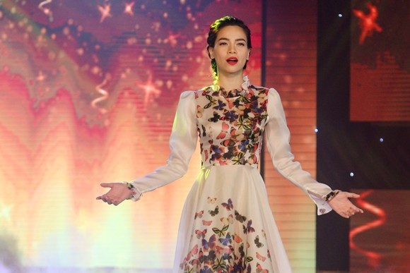 Hồ Ngọc Hà gây sốt với ca khúc day dứt, đầy nước mắt ảnh 2 Hồ Ngọc Hà gây sốt với ca khúc day dứt, đầy nước mắt ảnh 2