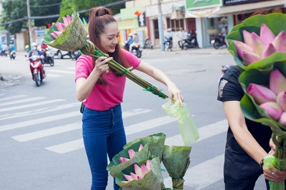 Bảo Anh xuống đường bán hoa sen gây quỹ từ thiện ảnh 6 Bảo Anh xuống đường bán hoa sen gây quỹ từ thiện ảnh 6
