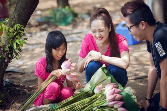 Bảo Anh xuống đường bán hoa sen gây quỹ từ thiện ảnh 5 Bảo Anh xuống đường bán hoa sen gây quỹ từ thiện ảnh 5