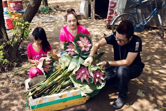 Bảo Anh xuống đường bán hoa sen gây quỹ từ thiện ảnh 1 Bảo Anh xuống đường bán hoa sen gây quỹ từ thiện ảnh 1