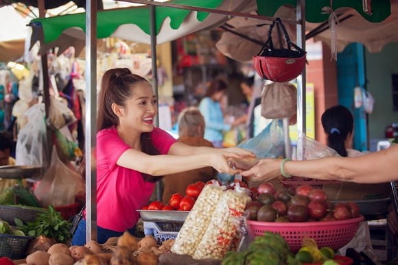 Bảo Anh xuống đường bán hoa sen gây quỹ từ thiện ảnh 4 Bảo Anh xuống đường bán hoa sen gây quỹ từ thiện ảnh 4