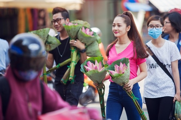 Bảo Anh xuống đường bán hoa sen gây quỹ từ thiện ảnh 2 Bảo Anh xuống đường bán hoa sen gây quỹ từ thiện ảnh 2