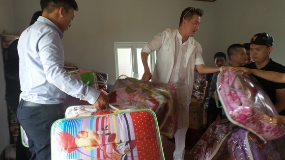Đàm Vĩnh Hưng bất ngờ trước tình cảm của người dân Hà Tĩnh ảnh 3 Đàm Vĩnh Hưng bất ngờ trước tình cảm của người dân Hà Tĩnh ảnh 3