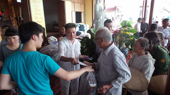 Đàm Vĩnh Hưng bất ngờ trước tình cảm của người dân Hà Tĩnh ảnh 5 Đàm Vĩnh Hưng bất ngờ trước tình cảm của người dân Hà Tĩnh ảnh 5