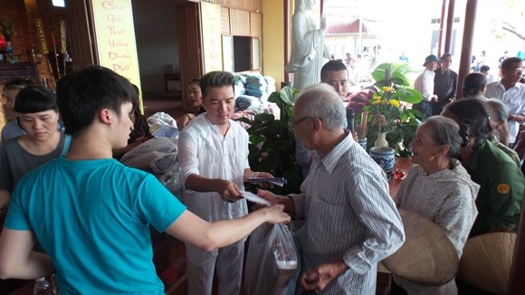 Đàm Vĩnh Hưng bất ngờ trước tình cảm của người dân Hà Tĩnh ảnh 5 Đàm Vĩnh Hưng bất ngờ trước tình cảm của người dân Hà Tĩnh ảnh 5