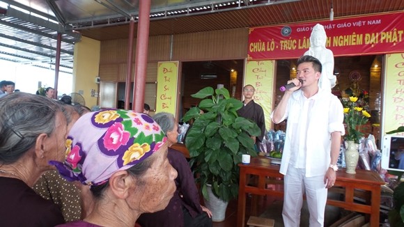 Đàm Vĩnh Hưng bất ngờ trước tình cảm của người dân Hà Tĩnh ảnh 4 Đàm Vĩnh Hưng bất ngờ trước tình cảm của người dân Hà Tĩnh ảnh 4