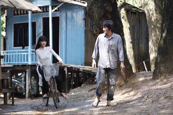 Ngọc Trinh lội bùn, đội cơn mưa tầm tã mang cơm cho cha ảnh 1