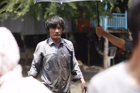 Ngọc Trinh lội bùn, đội cơn mưa tầm tã mang cơm cho cha ảnh 4