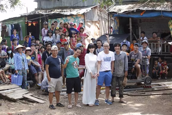 Ngọc Trinh lội bùn, đội cơn mưa tầm tã mang cơm cho cha ảnh 10