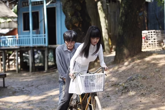 Ngọc Trinh lội bùn, đội cơn mưa tầm tã mang cơm cho cha ảnh 2