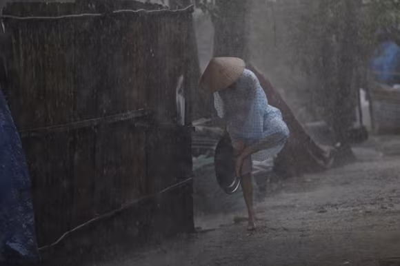 Ngọc Trinh lội bùn, đội cơn mưa tầm tã mang cơm cho cha ảnh 6