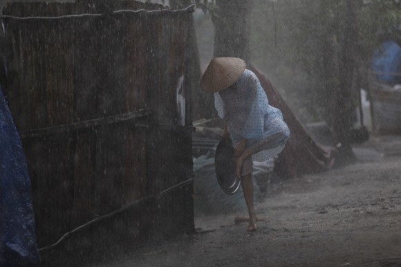 Ngọc Trinh lội bùn, đội cơn mưa tầm tã mang cơm cho cha ảnh 6 Ngọc Trinh lội bùn, đội cơn mưa tầm tã mang cơm cho cha ảnh 6