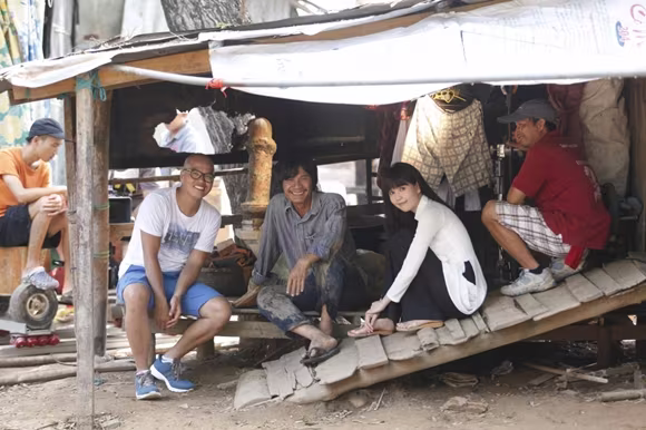 Ngọc Trinh lội bùn, đội cơn mưa tầm tã mang cơm cho cha ảnh 9