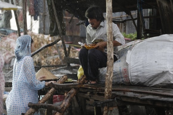 Ngọc Trinh lội bùn, đội cơn mưa tầm tã mang cơm cho cha ảnh 7 Ngọc Trinh lội bùn, đội cơn mưa tầm tã mang cơm cho cha ảnh 7