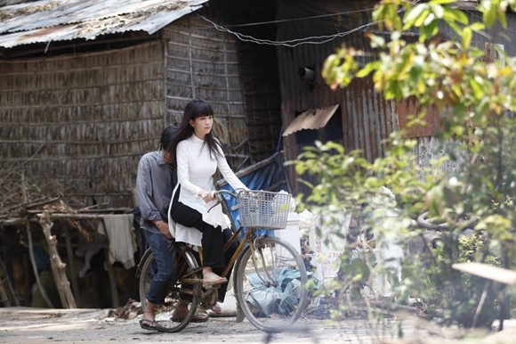 Ngọc Trinh lội bùn, đội cơn mưa tầm tã mang cơm cho cha ảnh 3 Ngọc Trinh lội bùn, đội cơn mưa tầm tã mang cơm cho cha ảnh 3