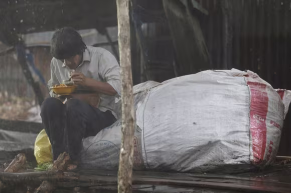 Ngọc Trinh lội bùn, đội cơn mưa tầm tã mang cơm cho cha ảnh 8