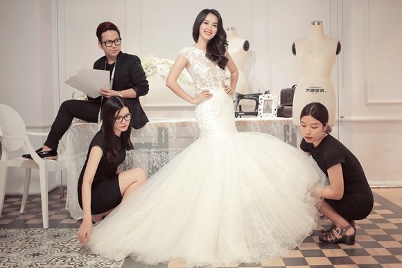 Cận cảnh những chiếc áo cưới thực hiện ròng rã suốt 3 tháng của Tú Vi ảnh 4 Cận cảnh những chiếc áo cưới thực hiện ròng rã suốt 3 tháng của Tú Vi ảnh 4
