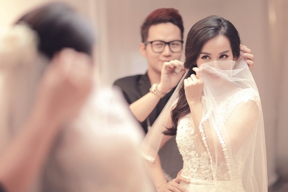 Cận cảnh những chiếc áo cưới thực hiện ròng rã suốt 3 tháng của Tú Vi ảnh 1 Cận cảnh những chiếc áo cưới thực hiện ròng rã suốt 3 tháng của Tú Vi ảnh 1