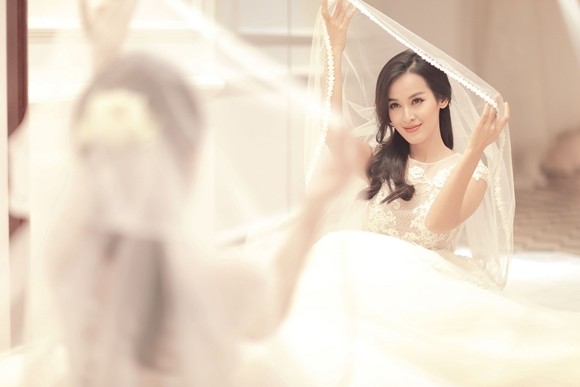 Cận cảnh những chiếc áo cưới thực hiện ròng rã suốt 3 tháng của Tú Vi ảnh 2 Cận cảnh những chiếc áo cưới thực hiện ròng rã suốt 3 tháng của Tú Vi ảnh 2