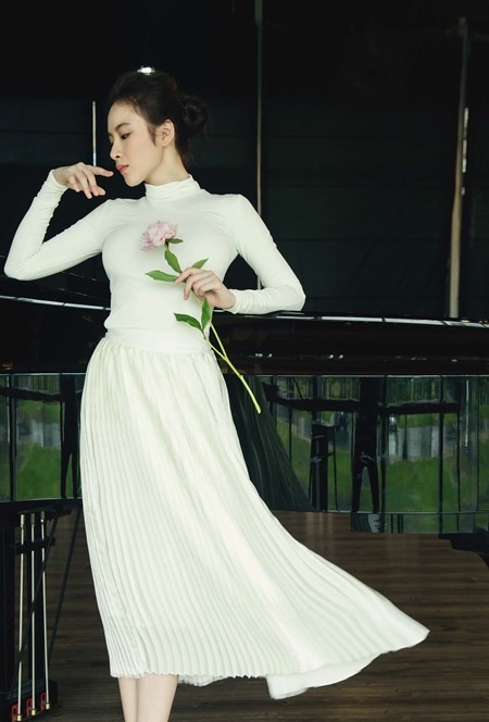 Angela Phương Trinh đẹp mong manh trong hình tượng nghệ sĩ múa ảnh 4 Angela Phương Trinh đẹp mong manh trong hình tượng nghệ sĩ múa ảnh 4