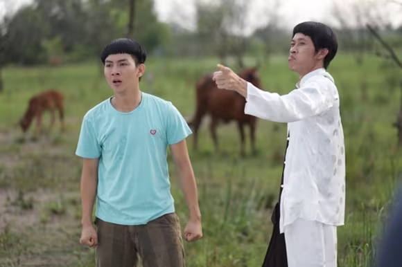 Hoài Lâm hài hước với kiểu tóc "đầu nấm" trong phim Tết ảnh 5 Hoài Lâm hài hước với kiểu tóc "đầu nấm" trong phim Tết ảnh 5